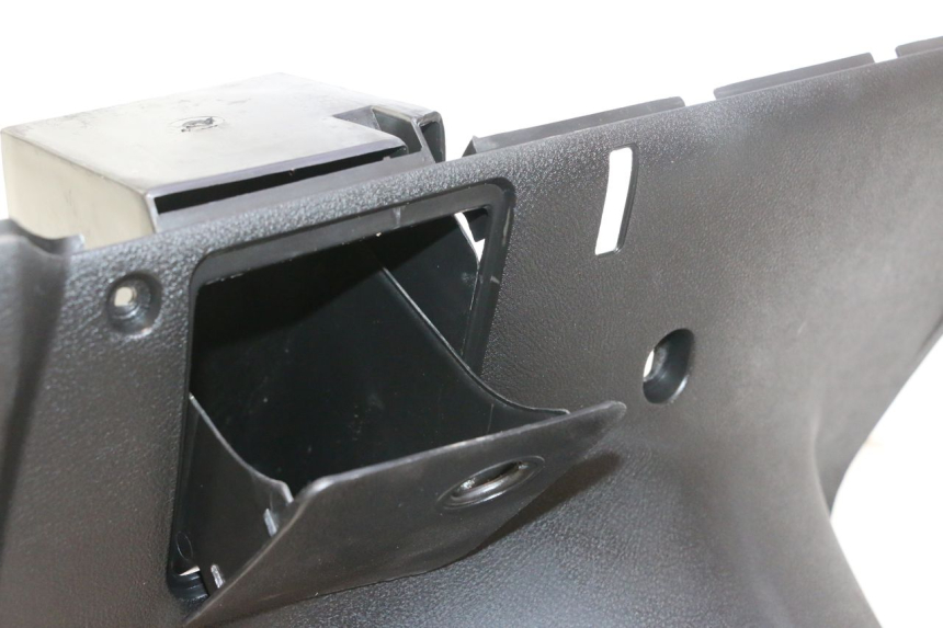 photo de TABLIER INTERIEUR YAMAHA YP MAJESTY 125 (2002 - 2006) - Gros plan technique