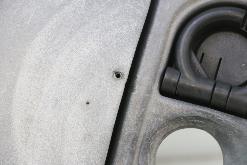 photo de TABLIER INTERIEUR PIAGGIO ZIP 4T 50 (2006 - 2017) - Vue rapprochée