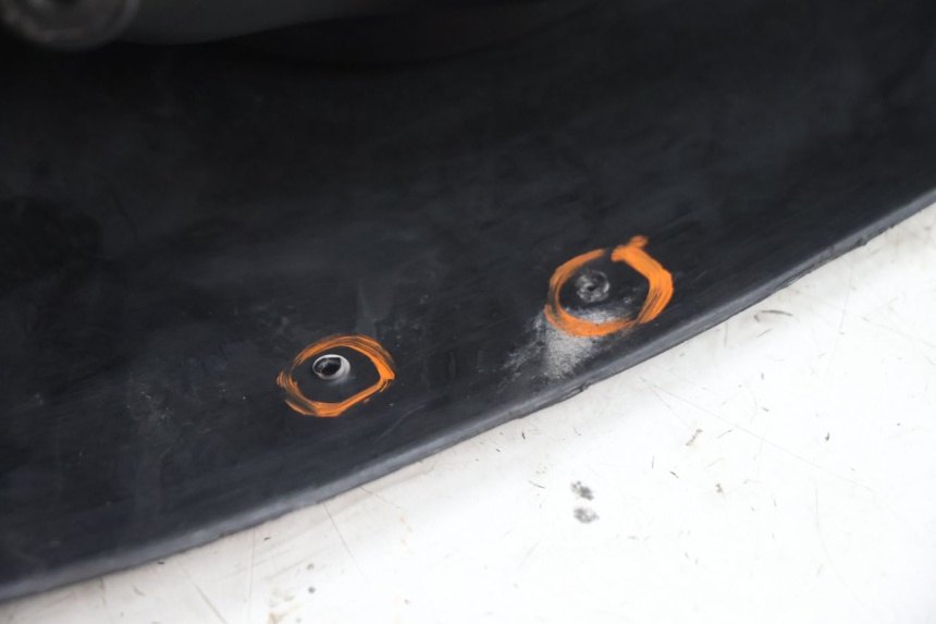 photo de TABLIER INTERIEUR PIAGGIO ZIP 4T 50 (2018 - 2020) - Vue rapprochée