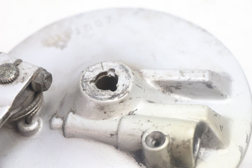 photo de TAMBOUR AVANT HONDA SCV LEAD 100 (2003 - 2007) - Gros plan technique