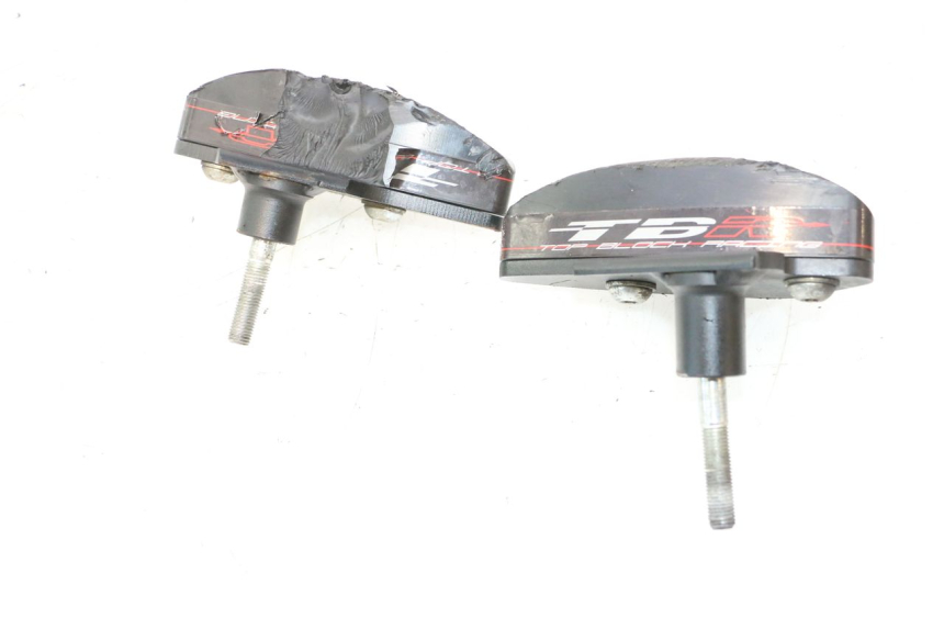 photo de TAMPON MOTEUR SUZUKI GSR 600 (2005 - 2012) - Gros plan technique