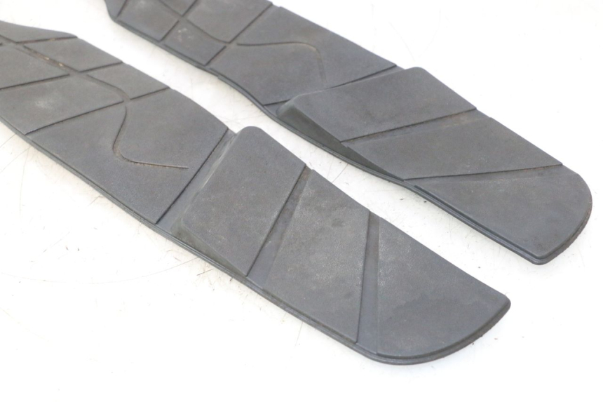 photo de TAPIS MARCHE PIED APRILIA ATLANTIC S 125 (2010 - 2013) - Gros plan technique
