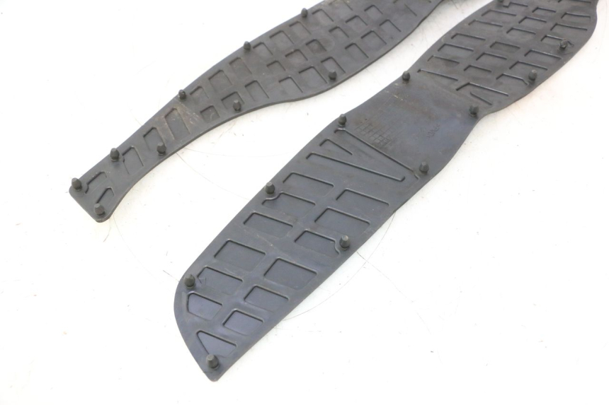photo de TAPIS MARCHE PIED SUZUKI BURGMAN 125 (2007 - 2014) - Détail de la pièce