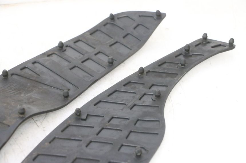 photo de TAPIS MARCHE PIED SUZUKI BURGMAN 125 (2007 - 2014) - Autre angle de vue