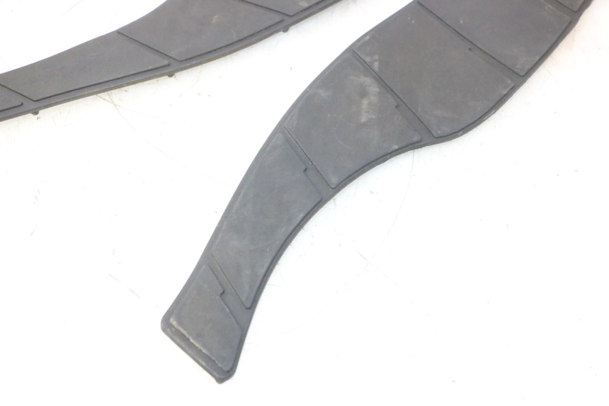 photo de TAPIS MARCHE PIED SUZUKI BURGMAN 125 (2007 - 2014) - État de surface