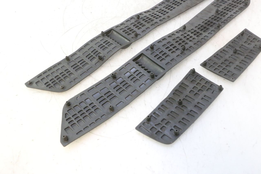 photo de TAPIS MARCHE PIED SUZUKI BURGMAN EXECUTIVE ABS 650 (2006 - 2012) - Détail de la pièce