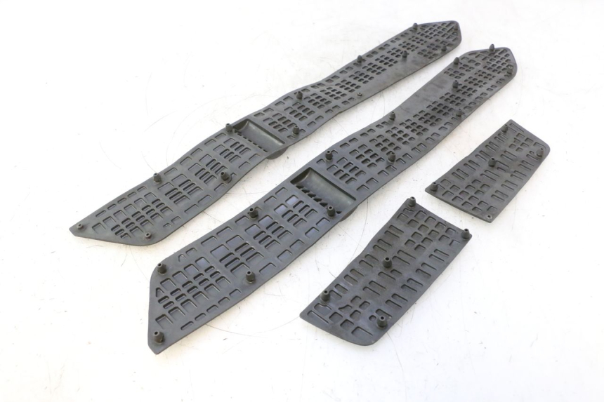 photo de TAPIS MARCHE PIED SUZUKI BURGMAN EXECUTIVE ABS 650 (2006 - 2012) - Gros plan technique