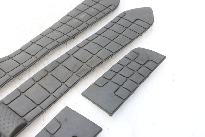 photo de TAPIS MARCHE PIED SUZUKI BURGMAN EXECUTIVE ABS 650 (2006 - 2012) - Points de fixation