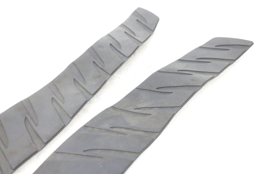 photo de TAPIS MARCHE PIED HONDA FJS SILVER WING SILVERWING 400 (2005 - 2008) - Autre angle de vue