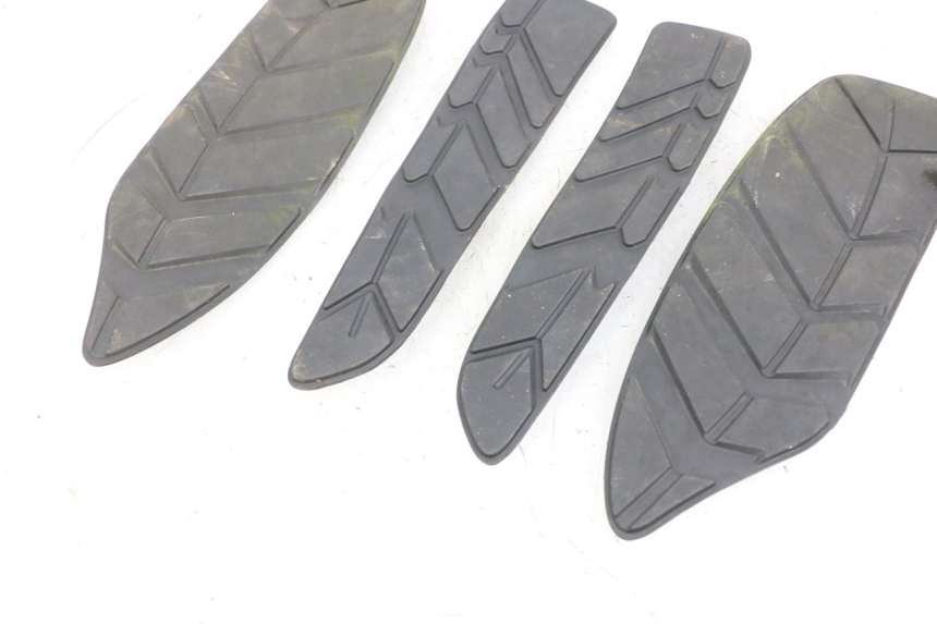 photo de TAPIS MARCHE PIED SYM GTS EVO 125 (2009 - 2013) - Points de fixation