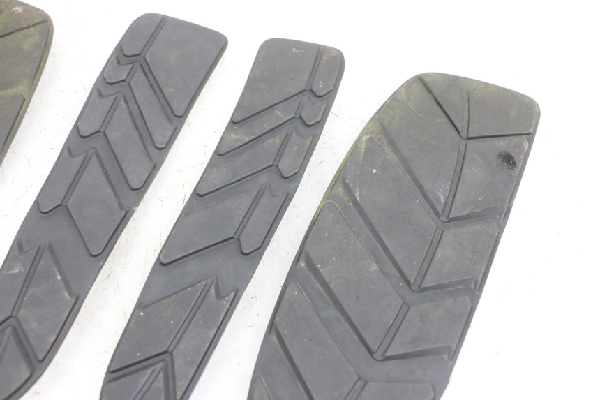 photo de TAPIS MARCHE PIED SYM GTS EVO 125 (2009 - 2013) - État de surface