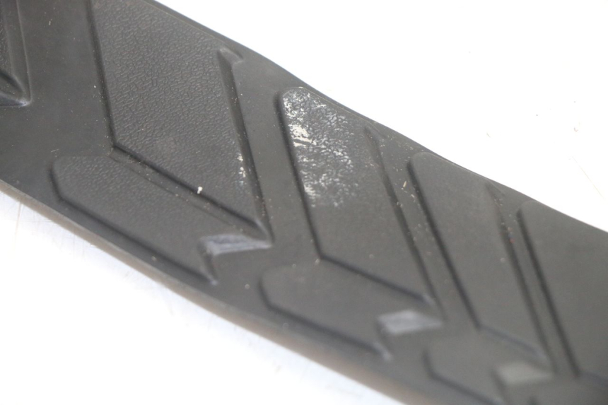 photo de TAPIS MARCHE PIED SYM GTS EVO 125 (2009 - 2013) - Autre angle de vue