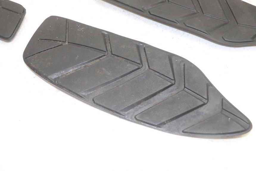 photo de TAPIS MARCHE PIED SYM GTS EVO 125 (2009 - 2013) - Gros plan technique