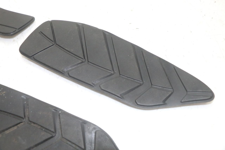 photo de TAPIS MARCHE PIED SYM GTS EVO 125 (2009 - 2013) - Vue d’ensemble