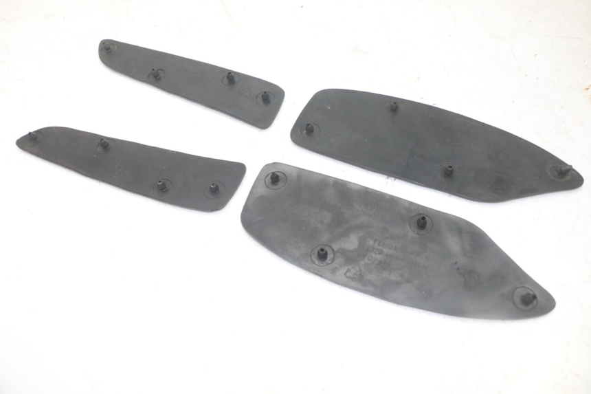 photo de TAPIS MARCHE PIED SYM GTS EVO 125 (2009 - 2013) - Points de fixation