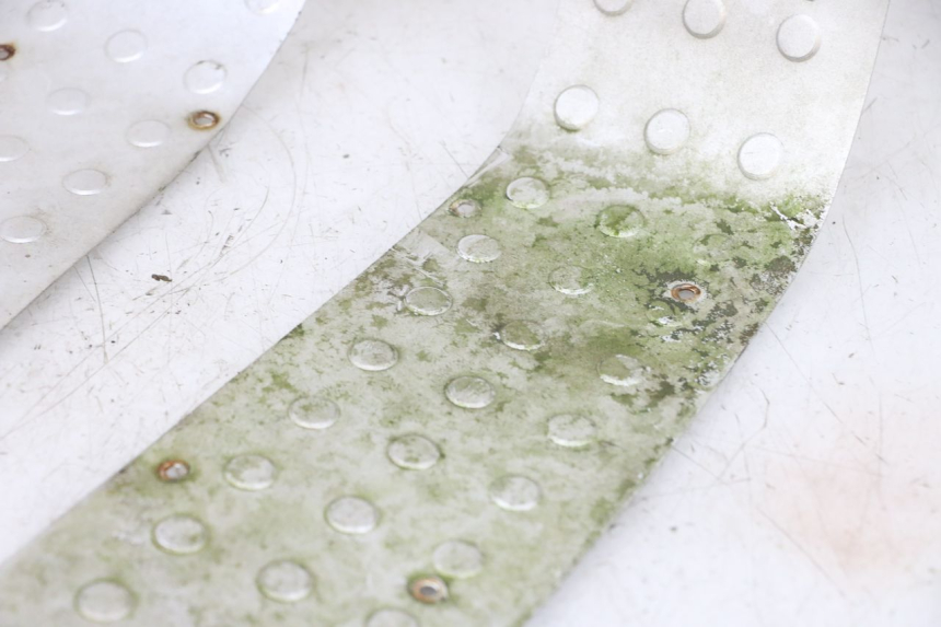 photo de TAPIS MARCHE PIED JM MOTORS GTS 125 (2015 - 2019) - Gros plan technique