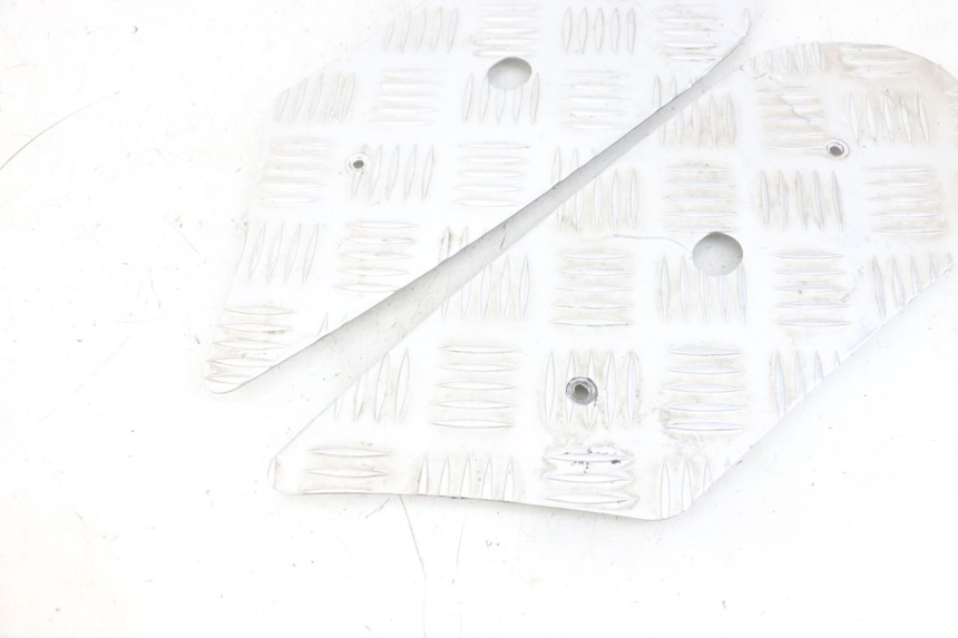 photo de TAPIS MARCHE PIED PEUGEOT KISBEE 4T 50 (2018 - 2022) - Gros plan technique