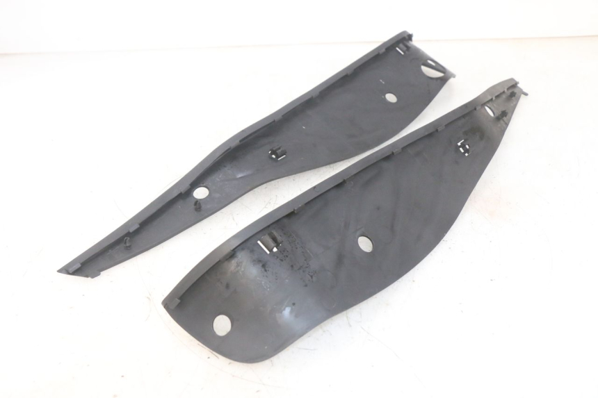 photo de TAPIS MARCHE PIED PIAGGIO MP3 HPE 300 (2019 - 2026) - Gros plan technique