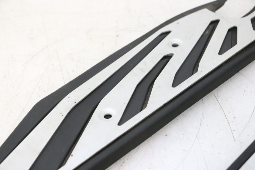photo de TAPIS MARCHE PIED PIAGGIO MP3 HPE 530 (2022 - 2026) - Angle alternatif