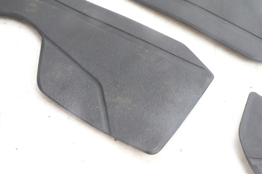photo de TAPIS MARCHE PIED YAMAHA N-MAX NMAX 125 (2021 - 2024) - Autre angle de vue