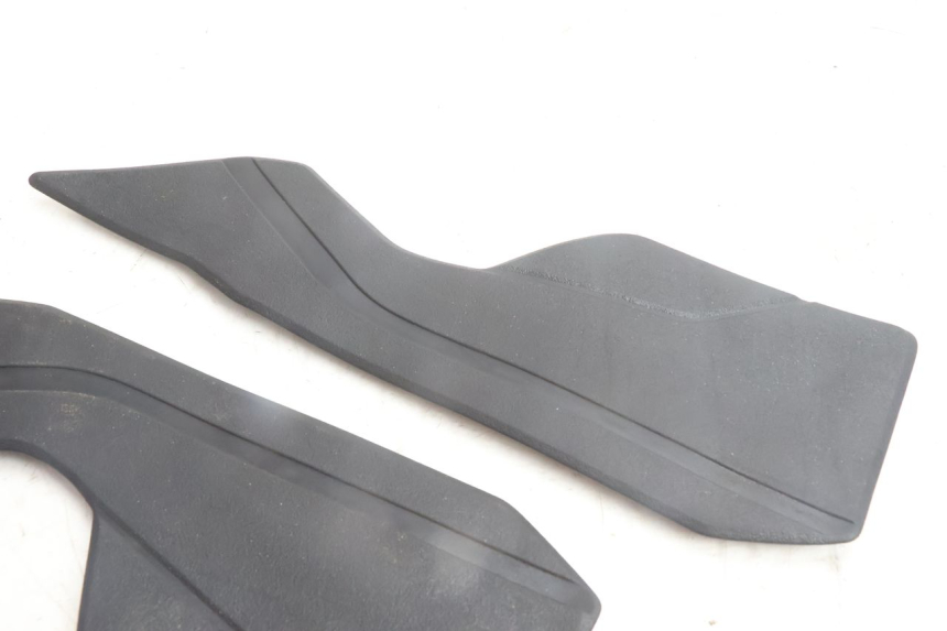 photo de TAPIS MARCHE PIED YAMAHA N-MAX NMAX 125 (2021 - 2024) - Gros plan technique
