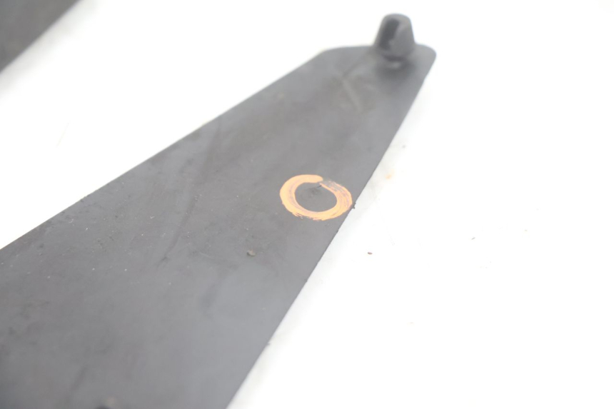 photo de TAPIS MARCHE PIED PEUGEOT SATELIS 125 (2006 - 2009) - Photo complémentaire