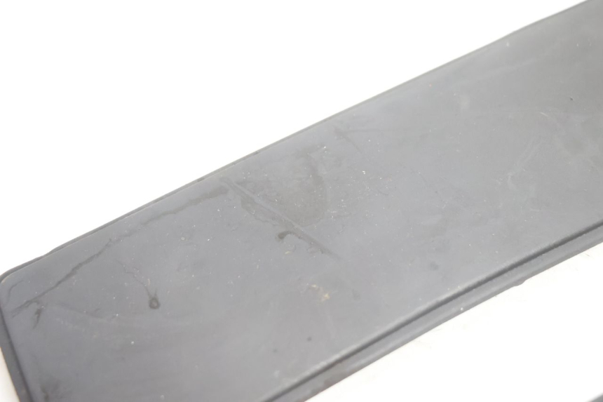 photo de TAPIS MARCHE PIED PEUGEOT SATELIS 125 (2006 - 2009) - Autre angle de vue