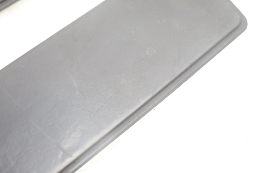 photo de TAPIS MARCHE PIED PEUGEOT SATELIS 125 (2006 - 2009) - Gros plan technique