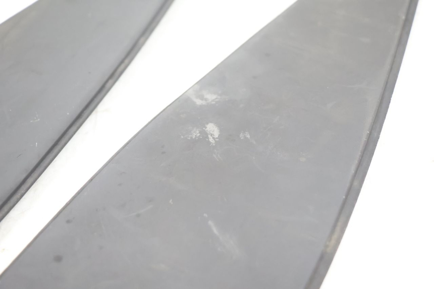 photo de TAPIS MARCHE PIED PEUGEOT SATELIS 125 (2006 - 2009) - Points de fixation