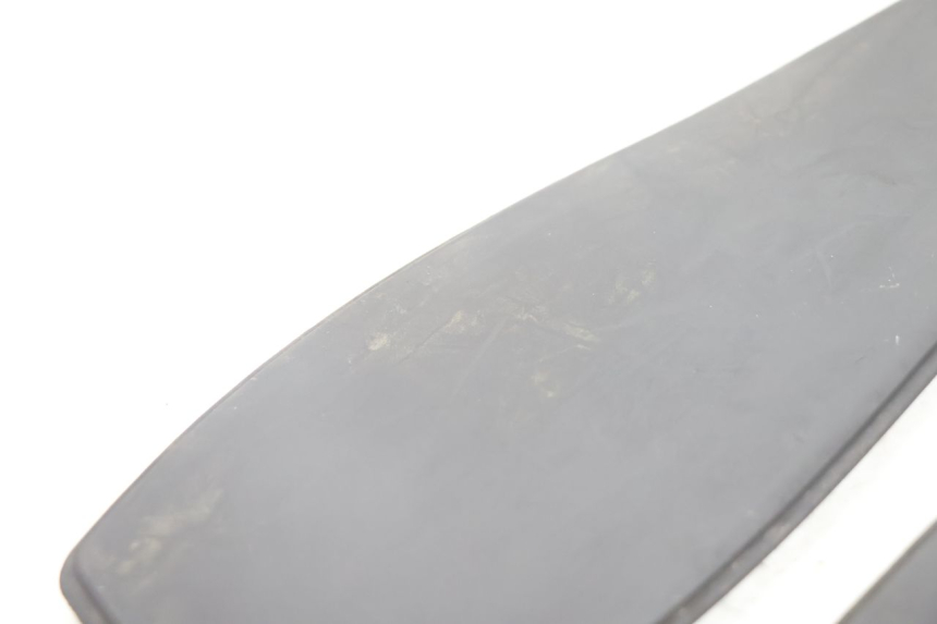 photo de TAPIS MARCHE PIED PEUGEOT SATELIS 125 (2006 - 2009) - État de surface