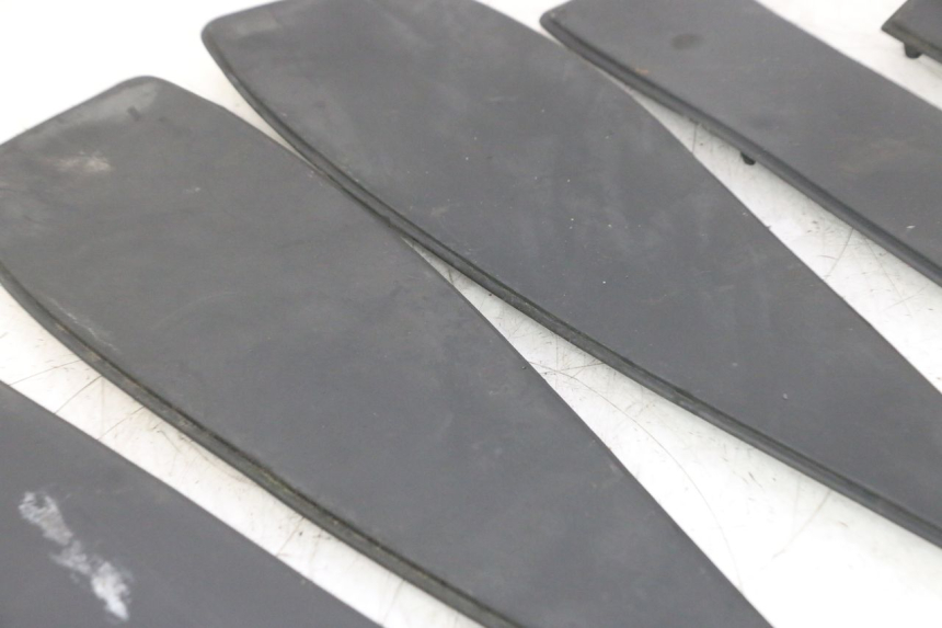 photo de TAPIS MARCHE PIED PEUGEOT SATELIS 125 (2006 - 2009) - Zoom composants