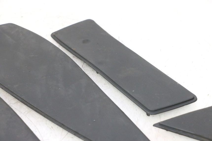 photo de TAPIS MARCHE PIED PEUGEOT SATELIS 125 (2006 - 2009) - Autre angle de vue