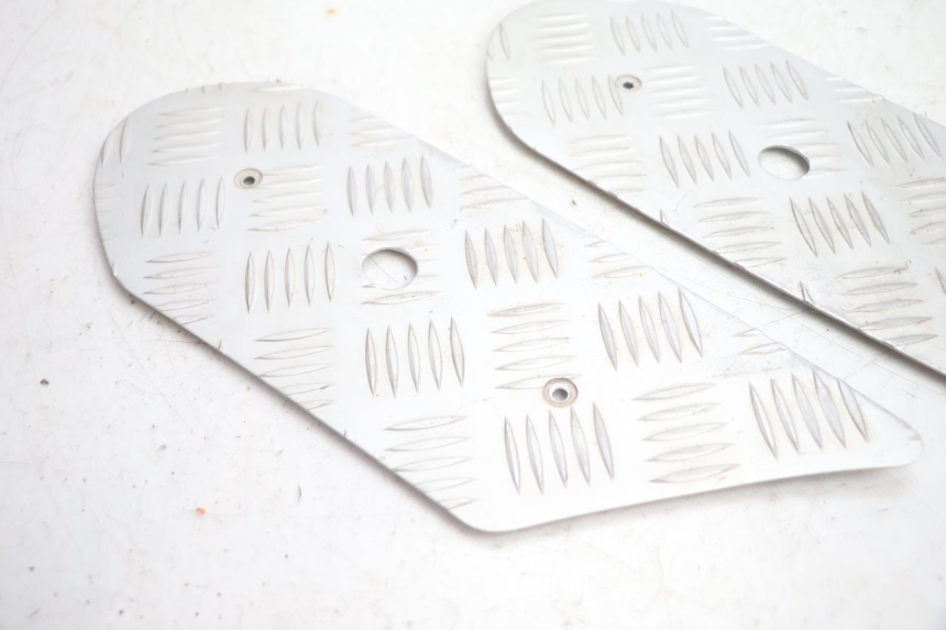photo de TAPIS MARCHE PIED PEUGEOT STREETZONE NAKED 2T 50 (2014 - 2018) - Détail de la pièce