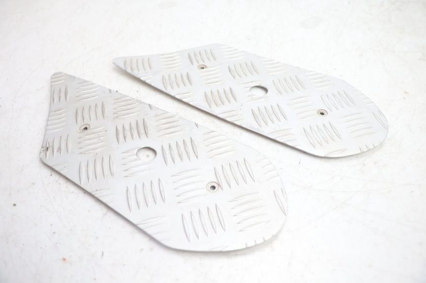 photo de TAPIS MARCHE PIED PEUGEOT STREETZONE NAKED 2T 50 (2014 - 2018) - État de surface