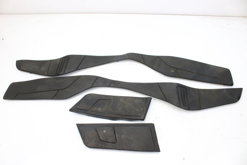 photo de TAPIS MARCHE PIED SUZUKI AN BURGMAN 400 (2006 - 2010)