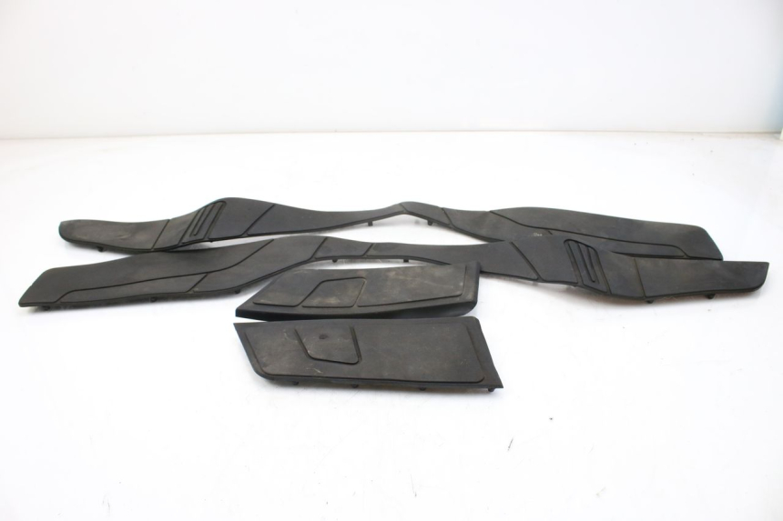 photo de TAPIS MARCHE PIED SUZUKI AN BURGMAN 400 (2006 - 2010)