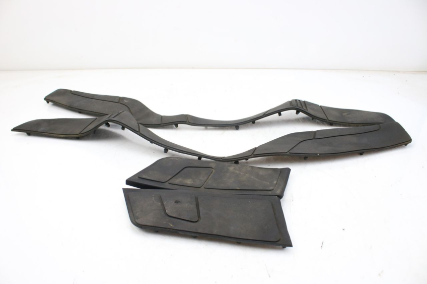 photo de TAPIS MARCHE PIED SUZUKI AN BURGMAN 400 (2006 - 2010)