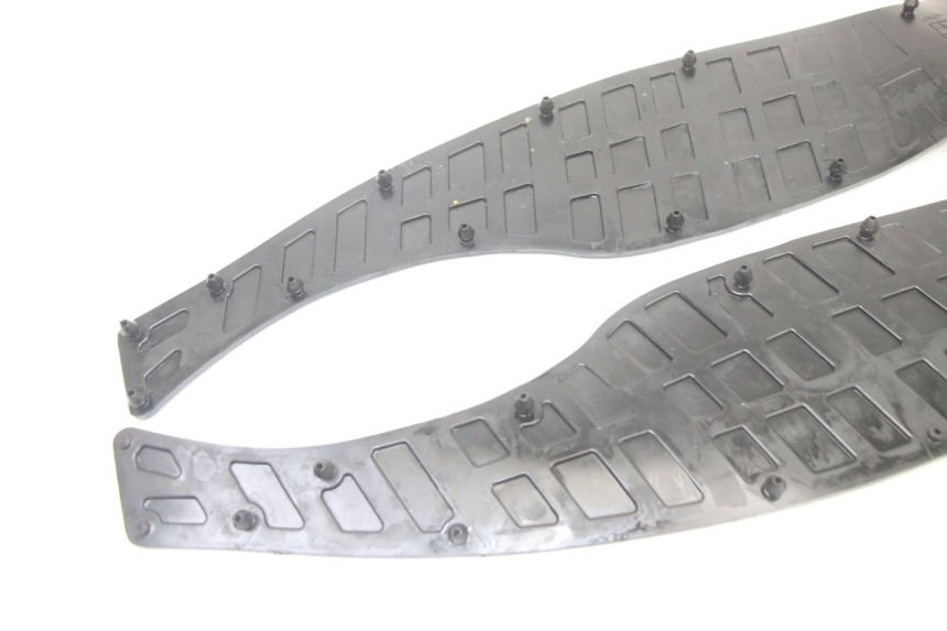 photo de TAPIS MARCHE PIED SUZUKI BURGMAN 125 (2015 - 2017)