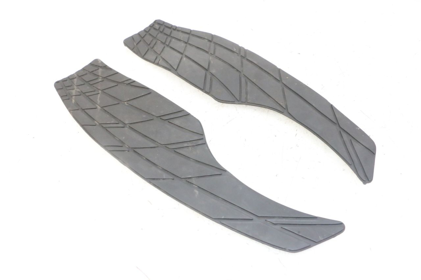 photo de TAPIS MARCHE PIED SUZUKI UH BURGMAN 125 (2002 - 2006)