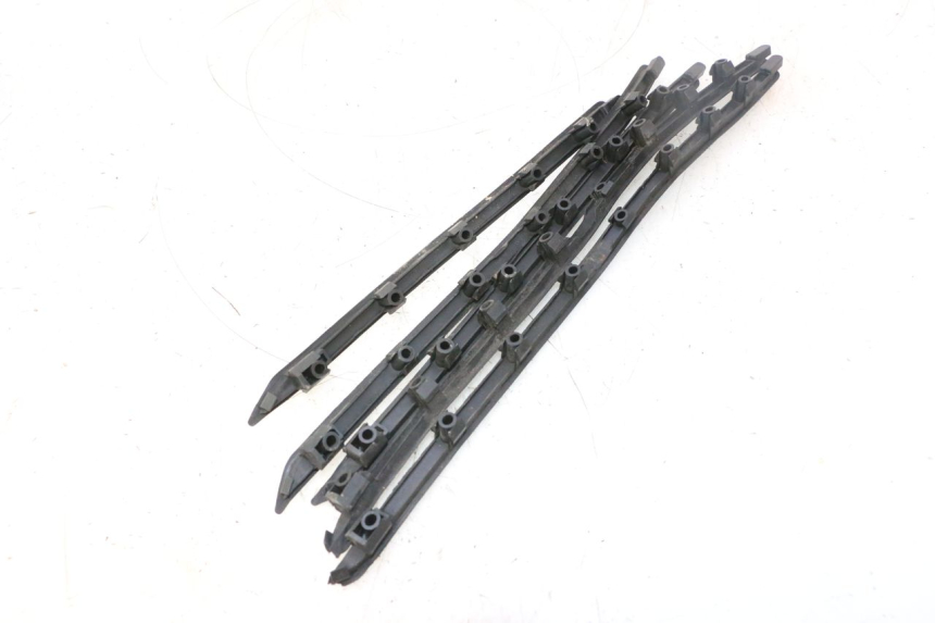 photo de TAPIS MARCHE PIED PIAGGIO VESPA PRIMAVERA 2T 50 (2013 - 2018) - Points de fixation