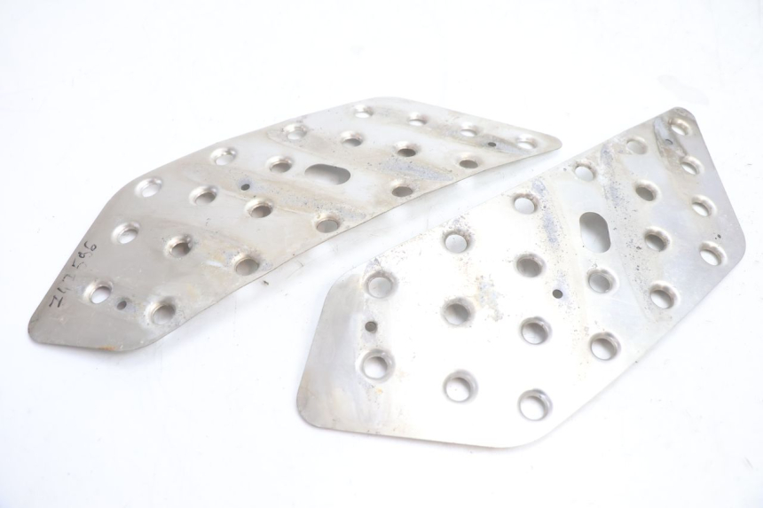 photo de TAPIS MARCHE PIED PEUGEOT VIVACITY 50 (2004 - 2009) - Points de fixation