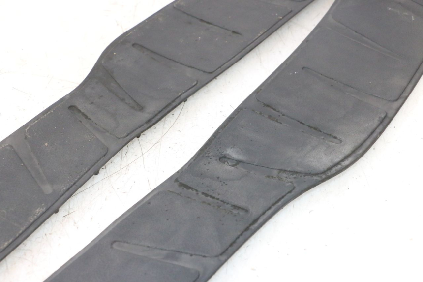 photo de TAPIS MARCHE PIED PIAGGIO X8 STREET 125 (2006 - 2007) - Zoom état d’usage