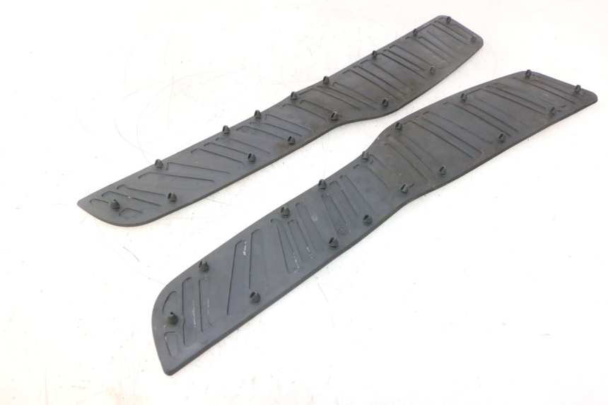 photo de TAPIS MARCHE PIED PIAGGIO X8 STREET 125 (2006 - 2007) - Gros plan technique