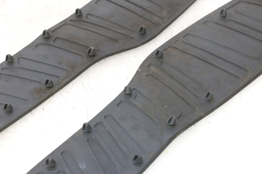 photo de TAPIS MARCHE PIED PIAGGIO X8 STREET 125 (2006 - 2007) - Points de fixation