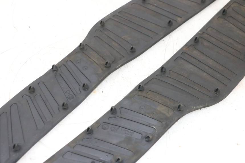 photo de TAPIS MARCHE PIED PIAGGIO X8 125 (2004 - 2007) - Autre angle de vue