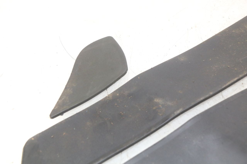 photo de TAPIS MARCHE PIED YAMAHA YP MAJESTY 400 (2004 - 2008)