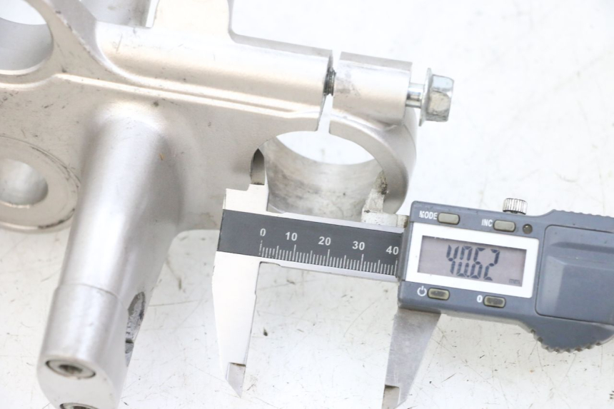 photo de TE FOURCHE SUPERIEUR SUZUKI GSF N BANDIT 600 (1996 - 1999) - Détail de la pièce