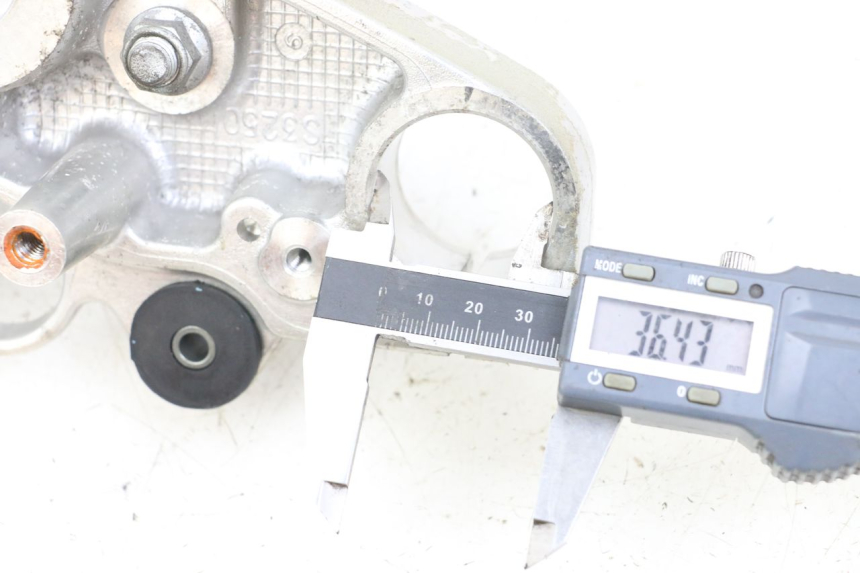 photo de TE FOURCHE SUPERIEUR SUZUKI GZ MARAUDER 125 (1998 - 2004)
