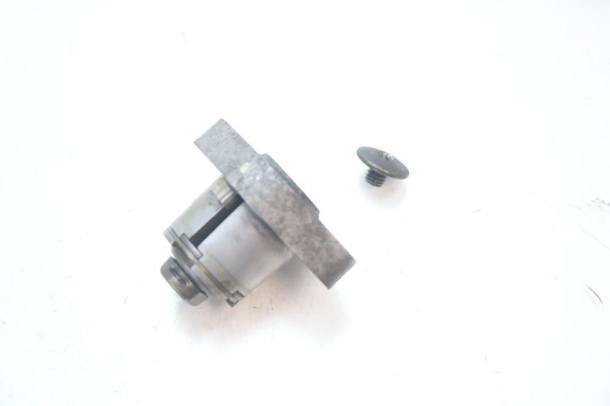 photo de TENDEUR CHAINE DISTRIBUTION HONDA FES S-WING SWING ABS 125 (2007 - 2015) - Gros plan technique