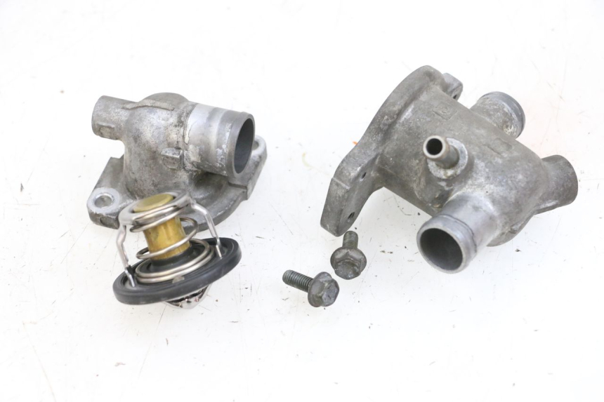 photo de THERMOSTAT SUZUKI DL V STROM 1000 (2002 - 2007) - Gros plan technique